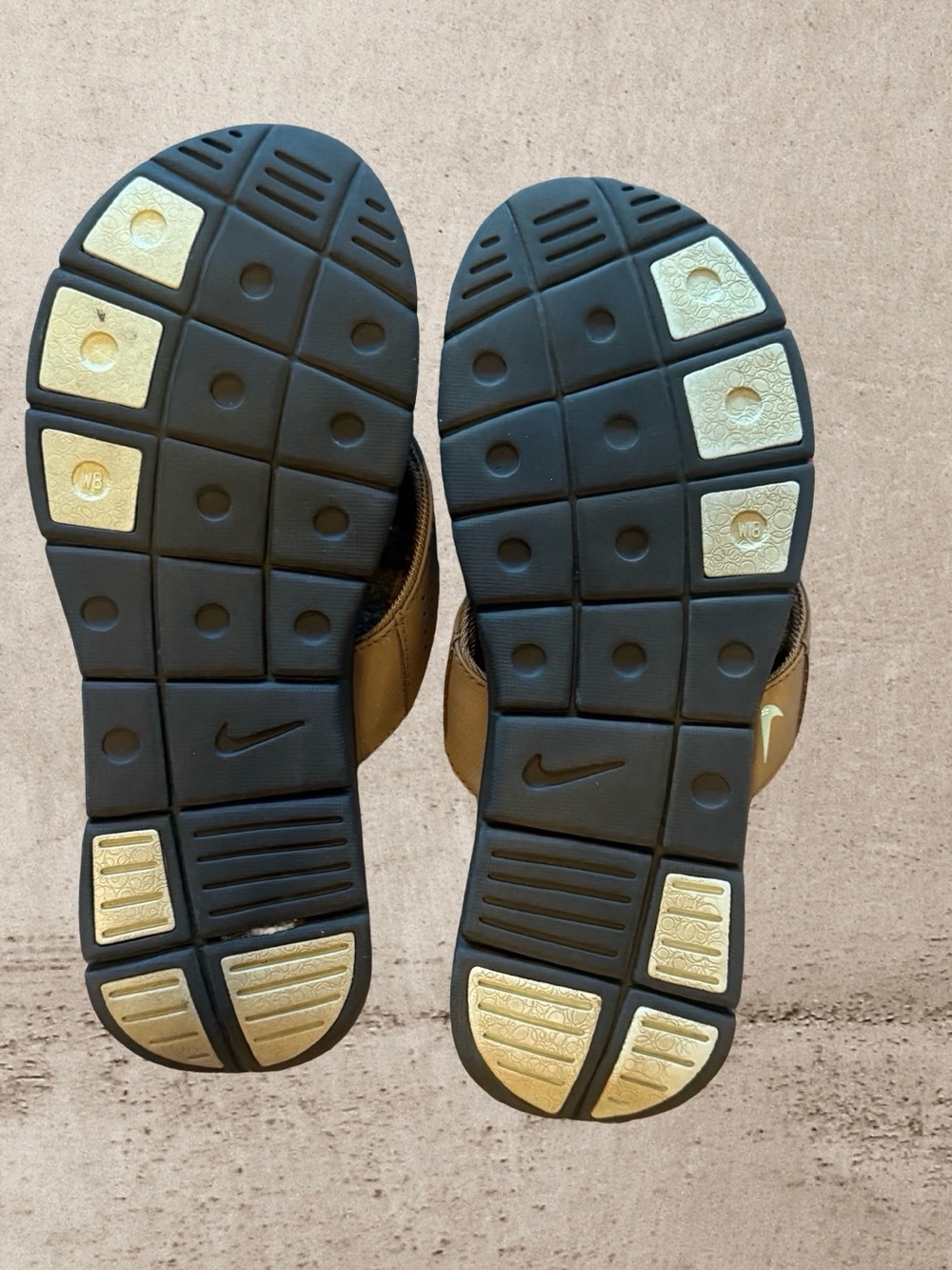 🥥 NIKE Tan and Black Cushioned Flip Flop Sandals - Picture 7 of 7